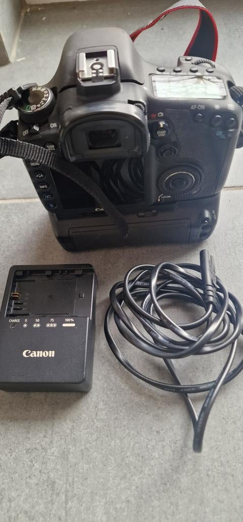 L'appareil photo reflex semi-professionnel Canon EOS 7D, Enlèvement