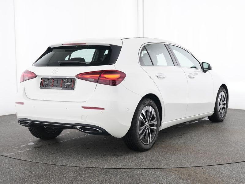 Mercedes-Benz A-Klasse 180 Hatchback Luxury Line | Panoramis, Auto's, Mercedes-Benz, Stof, 4 cilinders, 136 pk, Wit