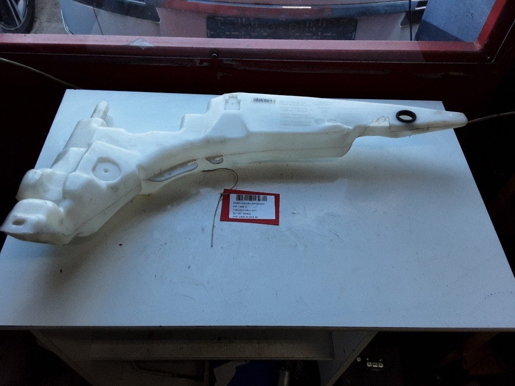 LAVE-GLACE RESERVOIR AVANT Ford Focus 1 (XS4113K163BH), Henry-Ford-Straße  1
50735  Köln, DE, Ford-Werke GmbH, Kunden@ford.com