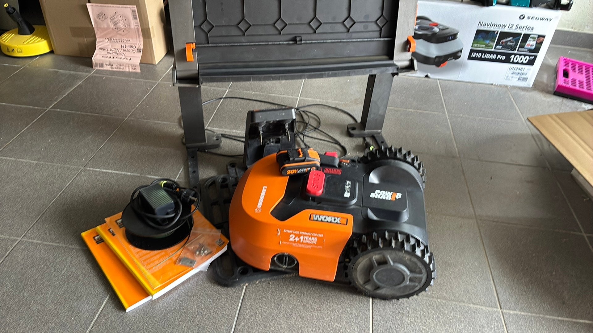 Robot grasmaaier worx met garage, Ophalen, Zo goed als nieuw