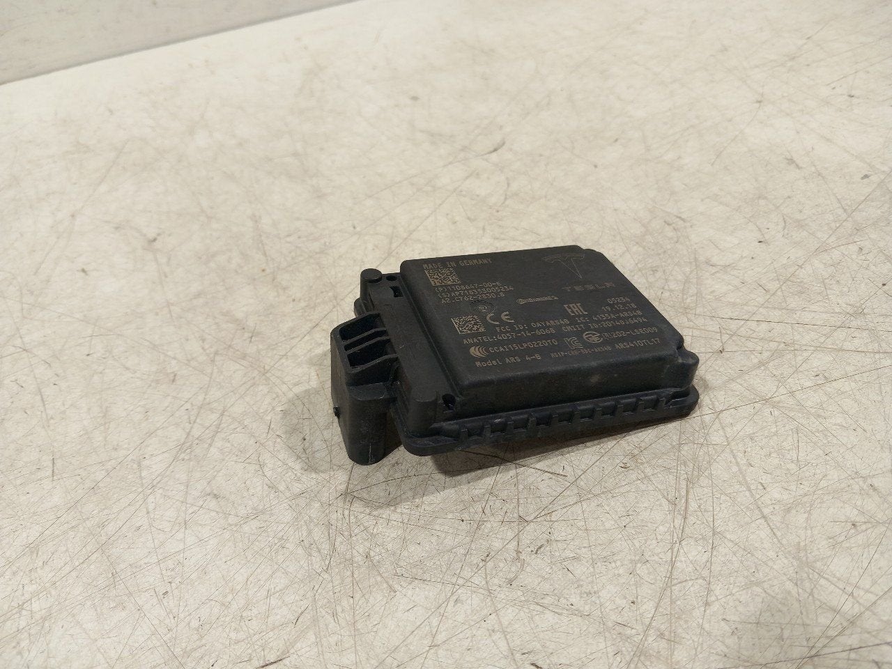 Adaptive cruise control sensor Tesla Model 3, Onderdelen@venauto.nl, Van der Ven Autorecycling B.V., Ettenseweg 76, 4706 PB Roosendaal, The Netherlands