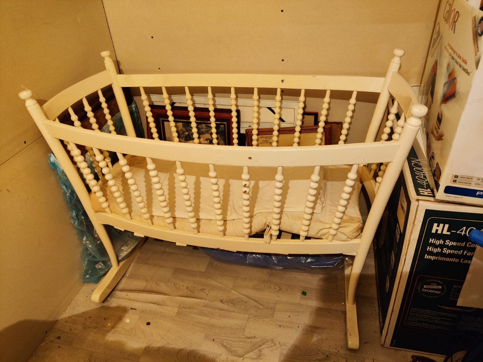 Vintage Houten kinderwieg met broderie bekleding, Ophalen