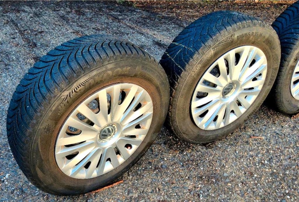 Pneus hiver 195/65-15 avec jantes VW, Autos : Pièces & Accessoires, 15 pouces, Pneus et Jantes, Pneus hiver, Enlèvement