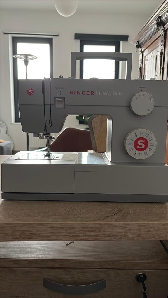 Singer naaimachine + benodigd heden er gratis bij, Hobby & Loisirs créatifs, Machines à coudre & Accessoires, Enlèvement, Comme neuf