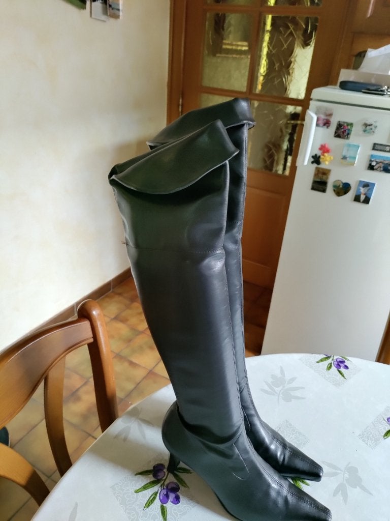 Paar hoge laarzen p 39, Ophalen, Hoge laarzen, Zwart, Gedragen