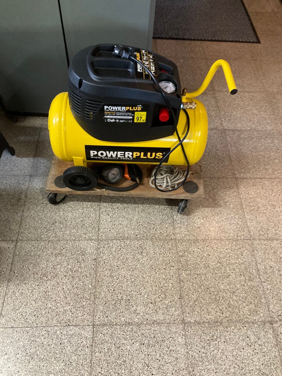 Powerplus 1100 w -8bar -180l/min, Doe-het-zelf en Bouw, Ophalen, Zo goed als nieuw