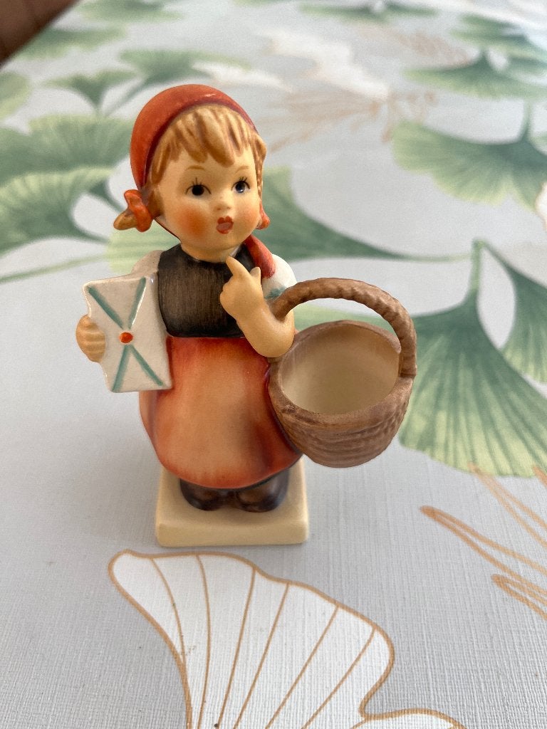 Hummel meisje met mand 12 cm, Verzamelen, Beelden en Beeldjes, Ophalen of Verzenden, Zo goed als nieuw, Hummel