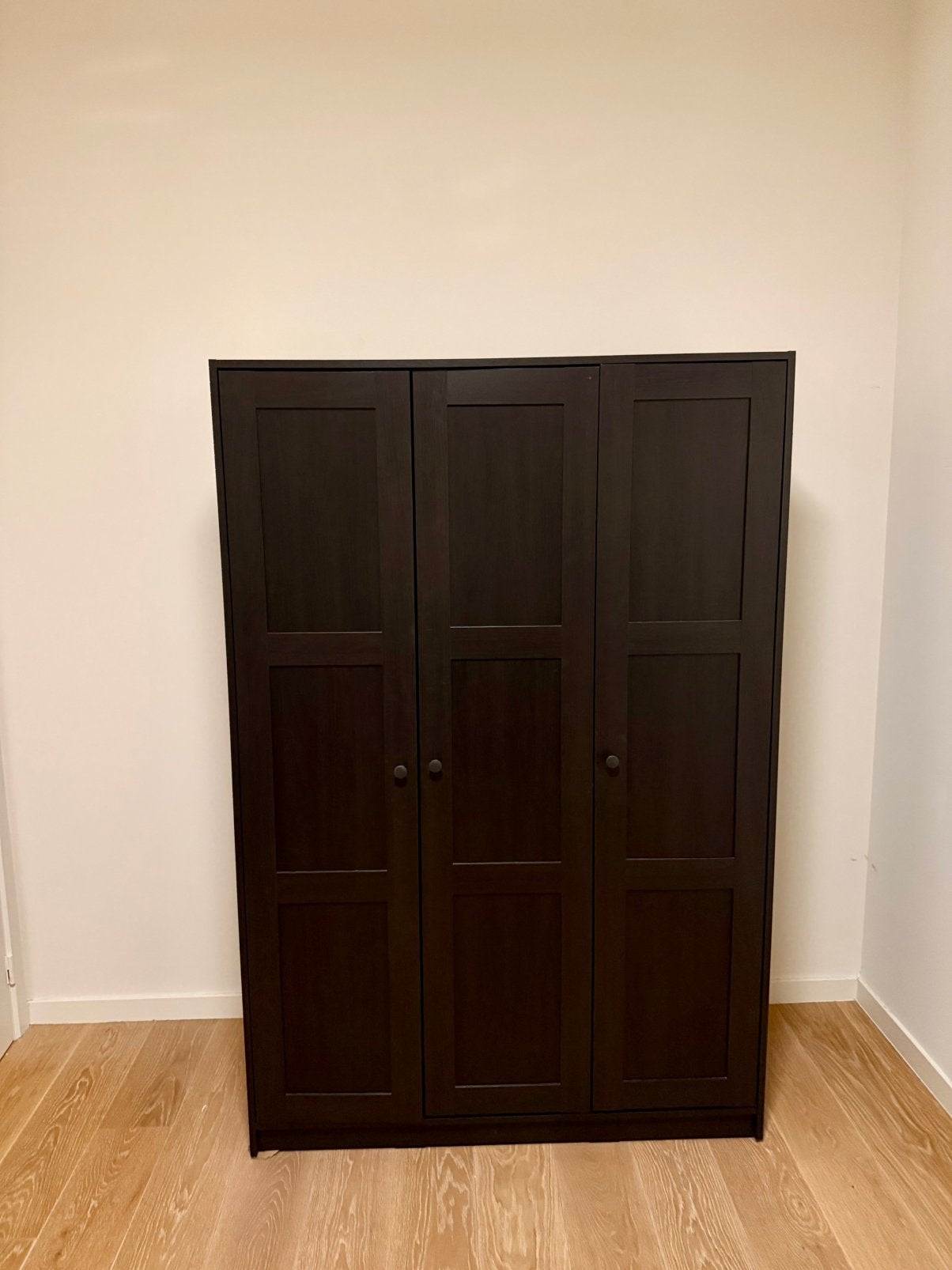 IKEA Kledingkast met 3 deuren, zwartbruin, RAKKESTAD, Enlèvement, Comme neuf, Avec tablette(s)
