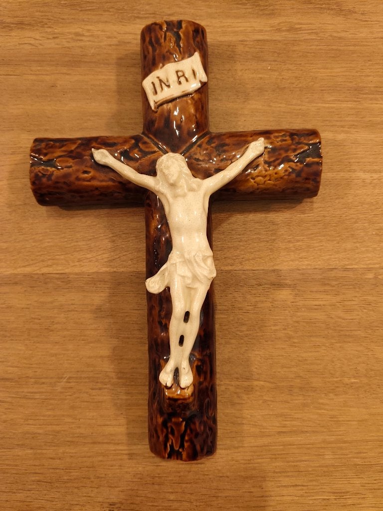 Objet religieux XIXe, crucifix barbotine H.B.et cie 35 cm, Antiquités & Art, Enlèvement