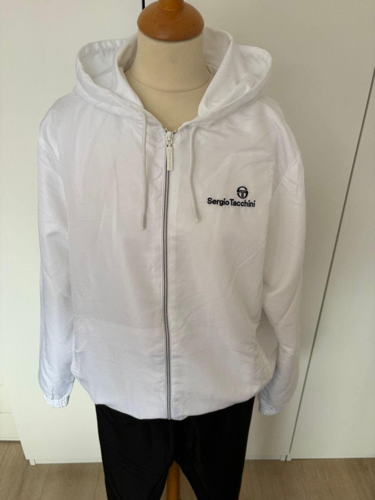 trainingspak Sergio Tacchini maat L nog nieuw koopje, Vêtements | Hommes, Vêtements de sport, Neuf, Enlèvement ou Envoi, Taille 52/54 (L)
