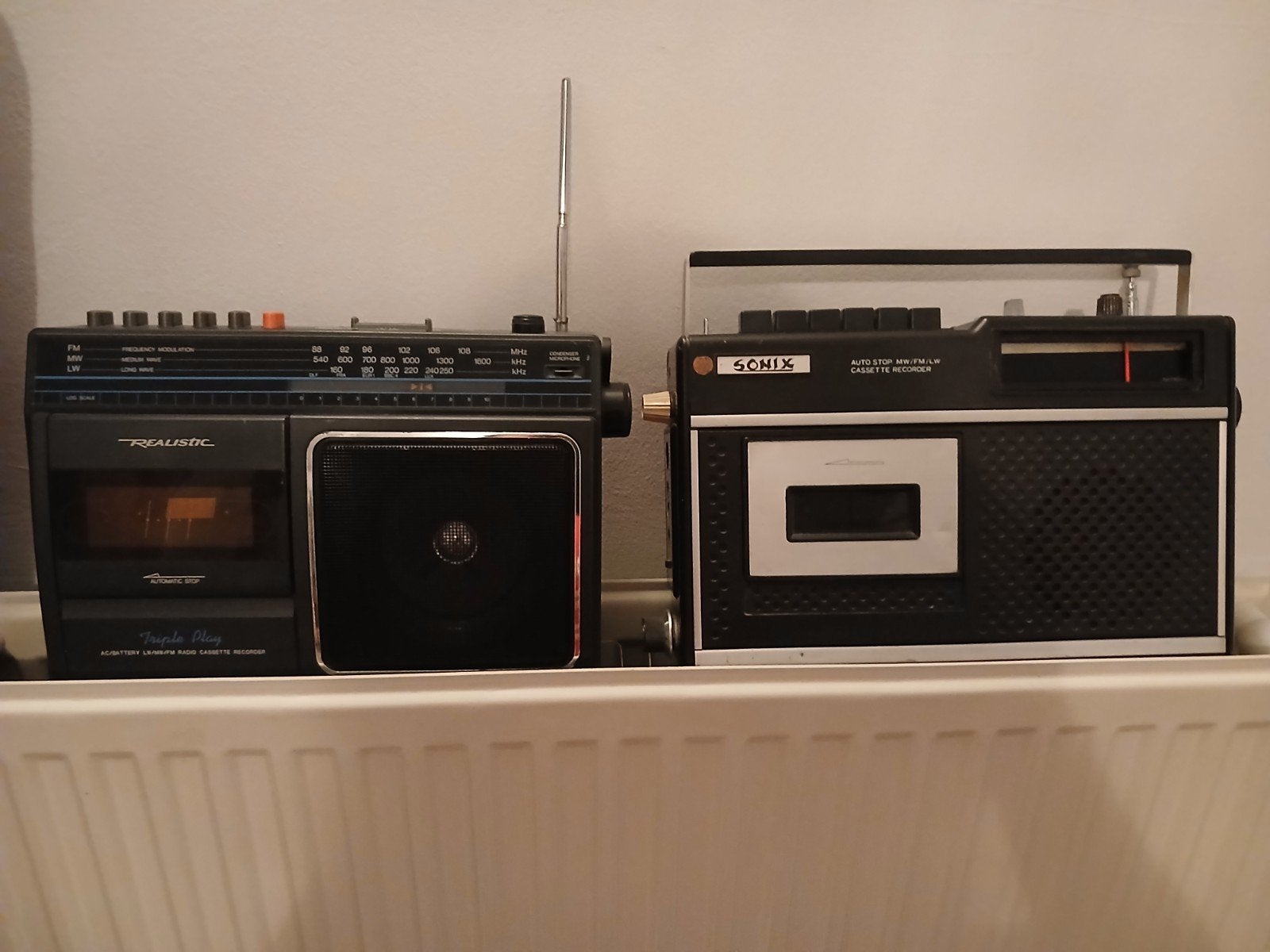 2 oude transistor radio's, Antiek en Kunst, Ophalen