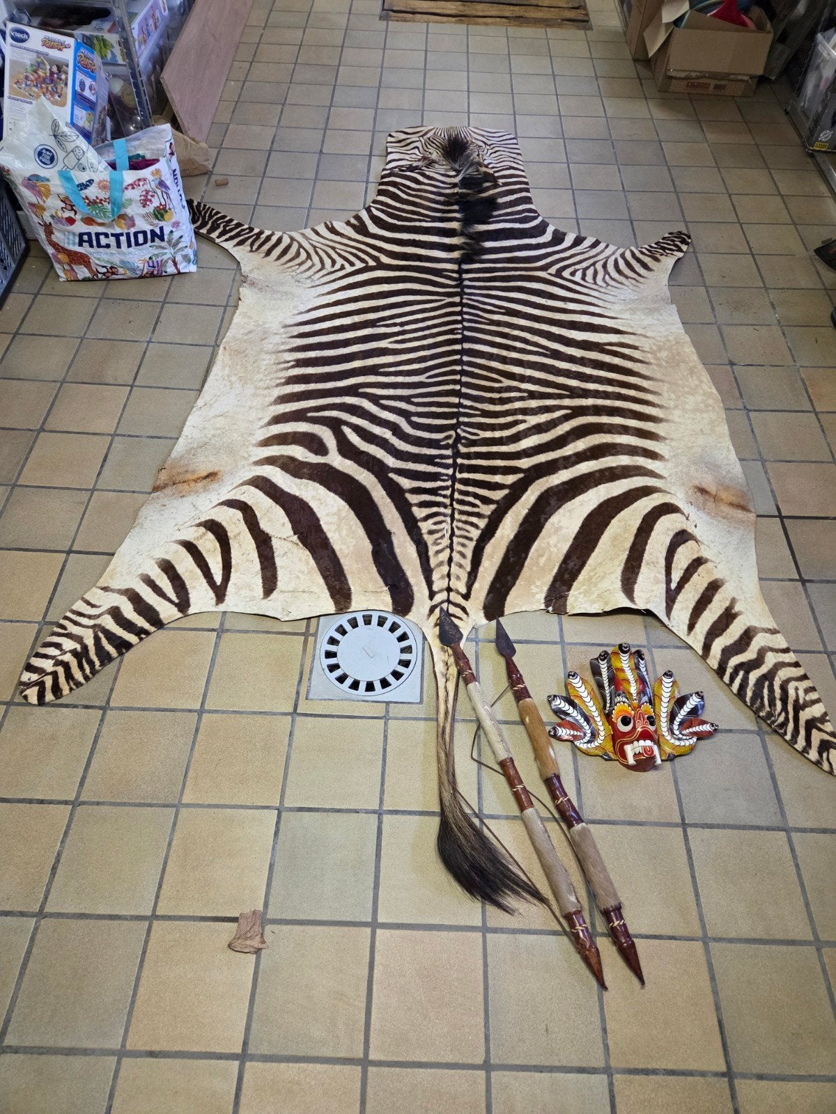 Zebrahuid, masker, speren, Ophalen