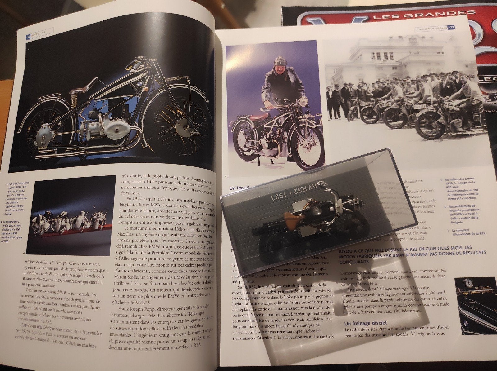 BMW R32 1923 1:24 en vitrine, avec magazine, Enlèvement ou Envoi