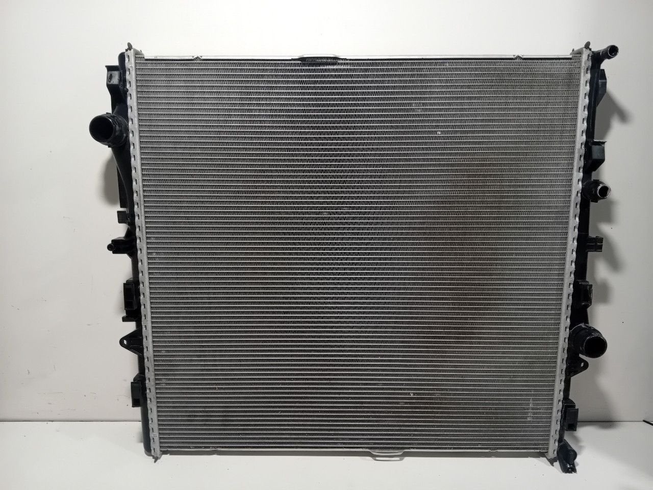 Radiateur Mercedes-Benz Sprinter, Auto-onderdelen, Onderdelen@venauto.nl, Van der Ven Autorecycling B.V., Gebruikt, Ettenseweg 76, 4706 PB Roosendaal, The Netherlands