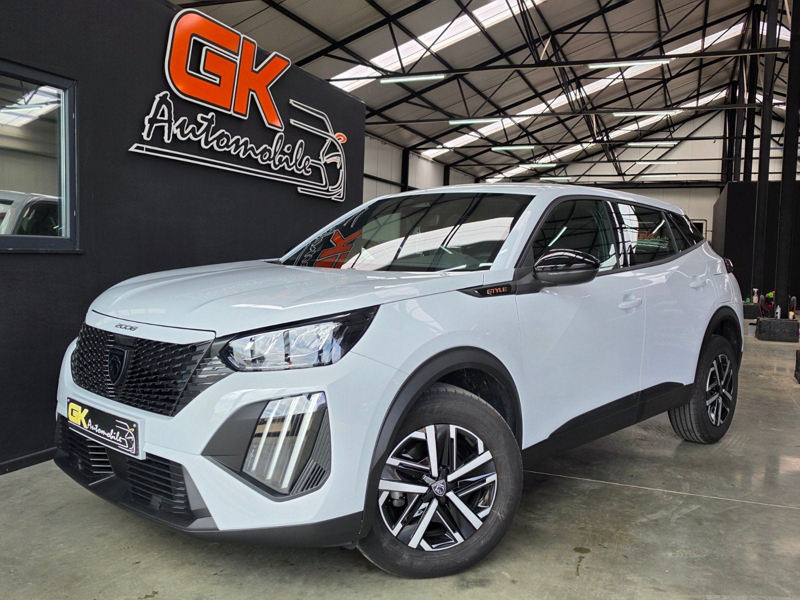 PEUGEOT 2008 STYLE 100 CH –GPS – CAMÉRA – LED, Auto's, Dealer onderhouden, Monovolume, Leder en Stof, Wit