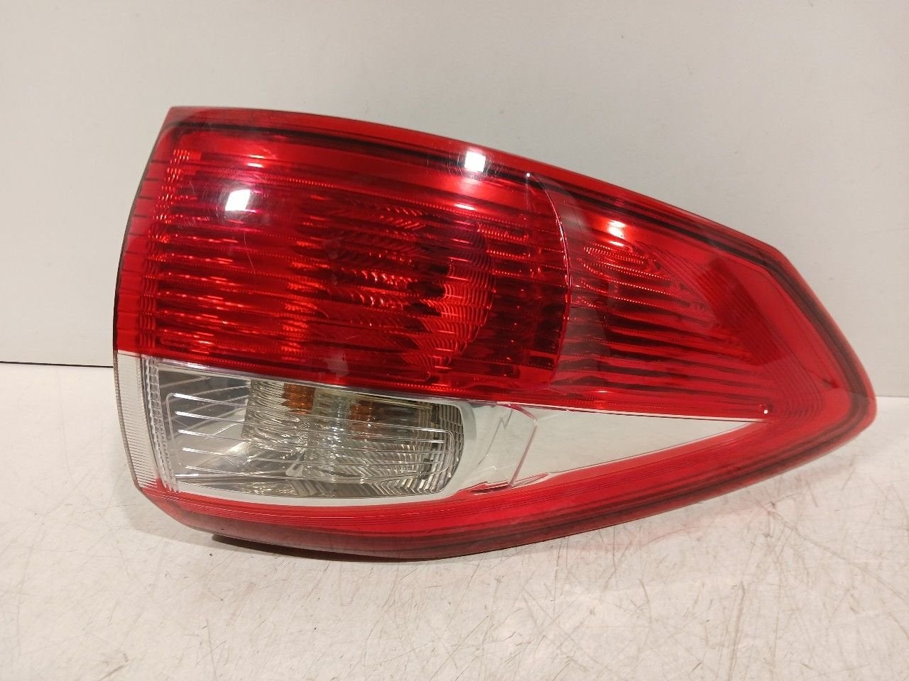 Achterlicht links buiten Ford C-Max, Onderdelen@venauto.nl, Van der Ven Autorecycling B.V., Ettenseweg 76, 4706 PB Roosendaal, The Netherlands