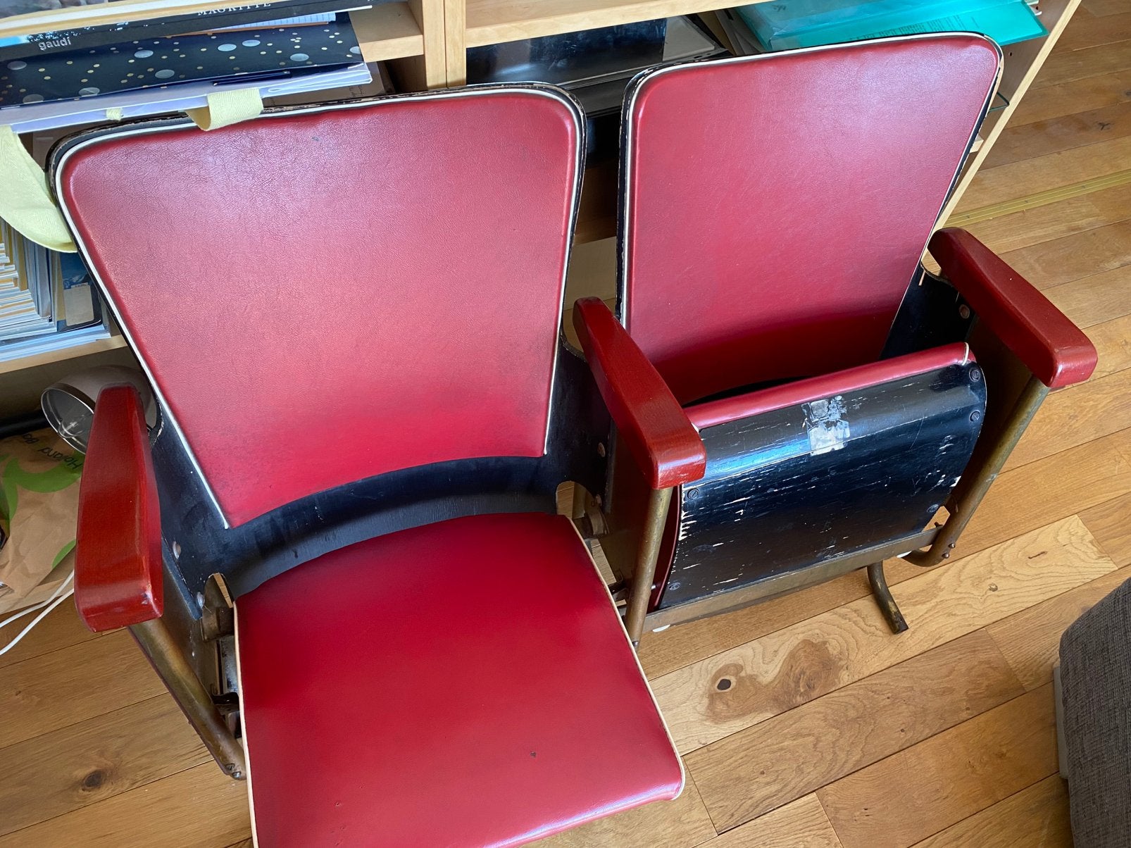 Chaises de cinéma anciennes, Enlèvement