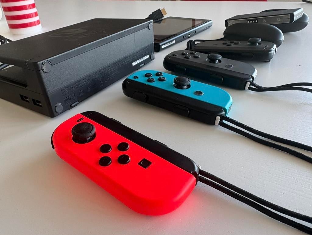 Nintendo Switch + 4 Joy-Cons + Accessoires, Enlèvement ou Envoi, Comme neuf, Switch
