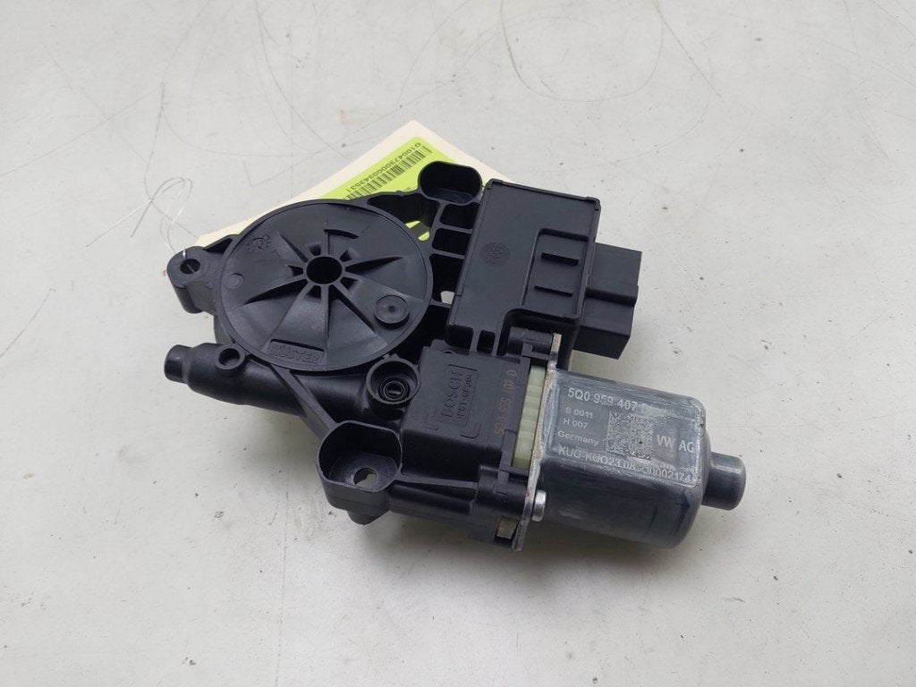 MOTEUR LEVE VITRE ELECTRIQUE Arona (KJX) (|5Q0959407D|), Robert Bosch AG, Utilisé, Seat, Robert-Bosch-Allee 1
74232  Abstatt, DE
