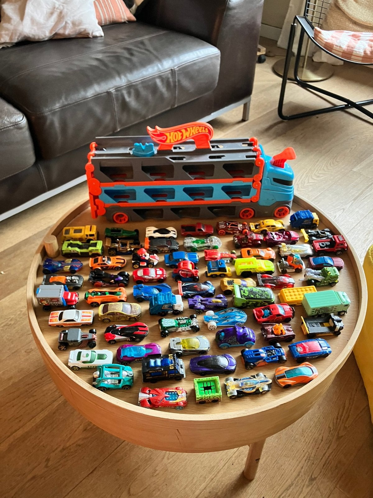 Camion Hot Wheels + 65 voitures Hot Wheels, Enlèvement ou Envoi, Utilisé