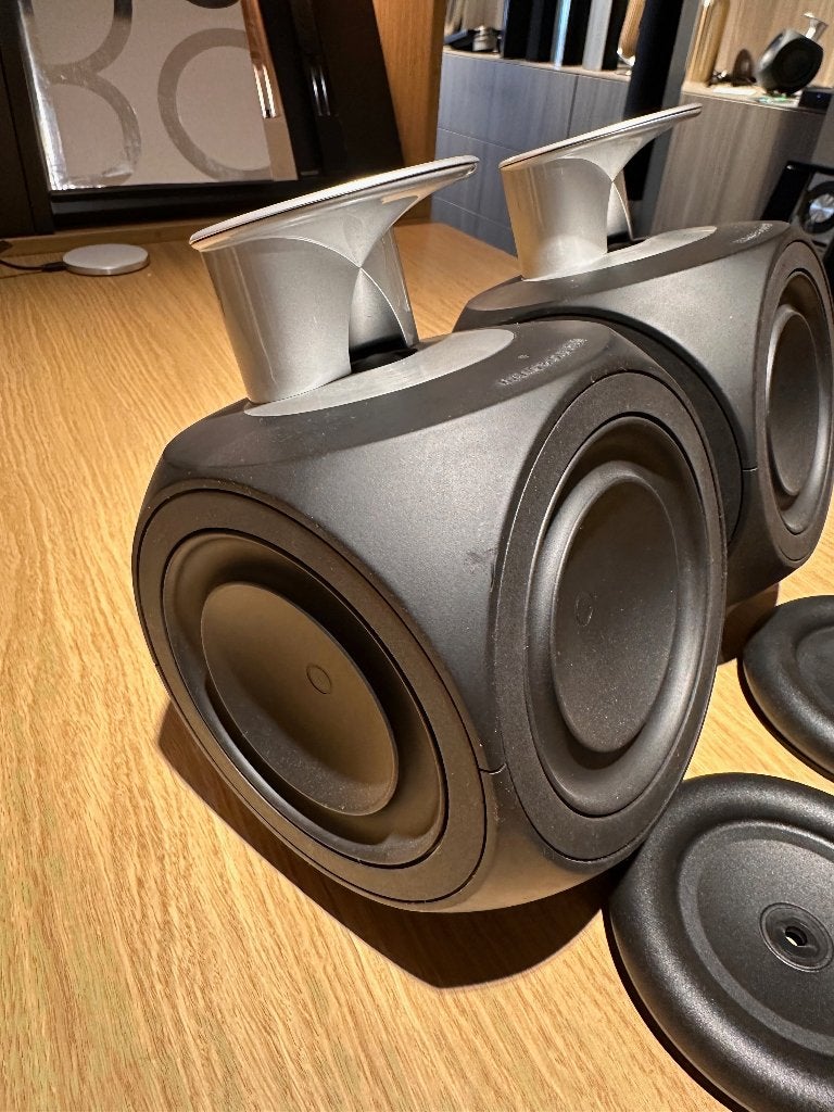 Bang & Olufsen Beolab 3 met tafel rubbers - B&O, Info@bang-olufsen.dk, Zo goed als nieuw, 60 tot 120 watt, Bang & Olufsen Alle 1 / DK-7600 Struer / Denmark