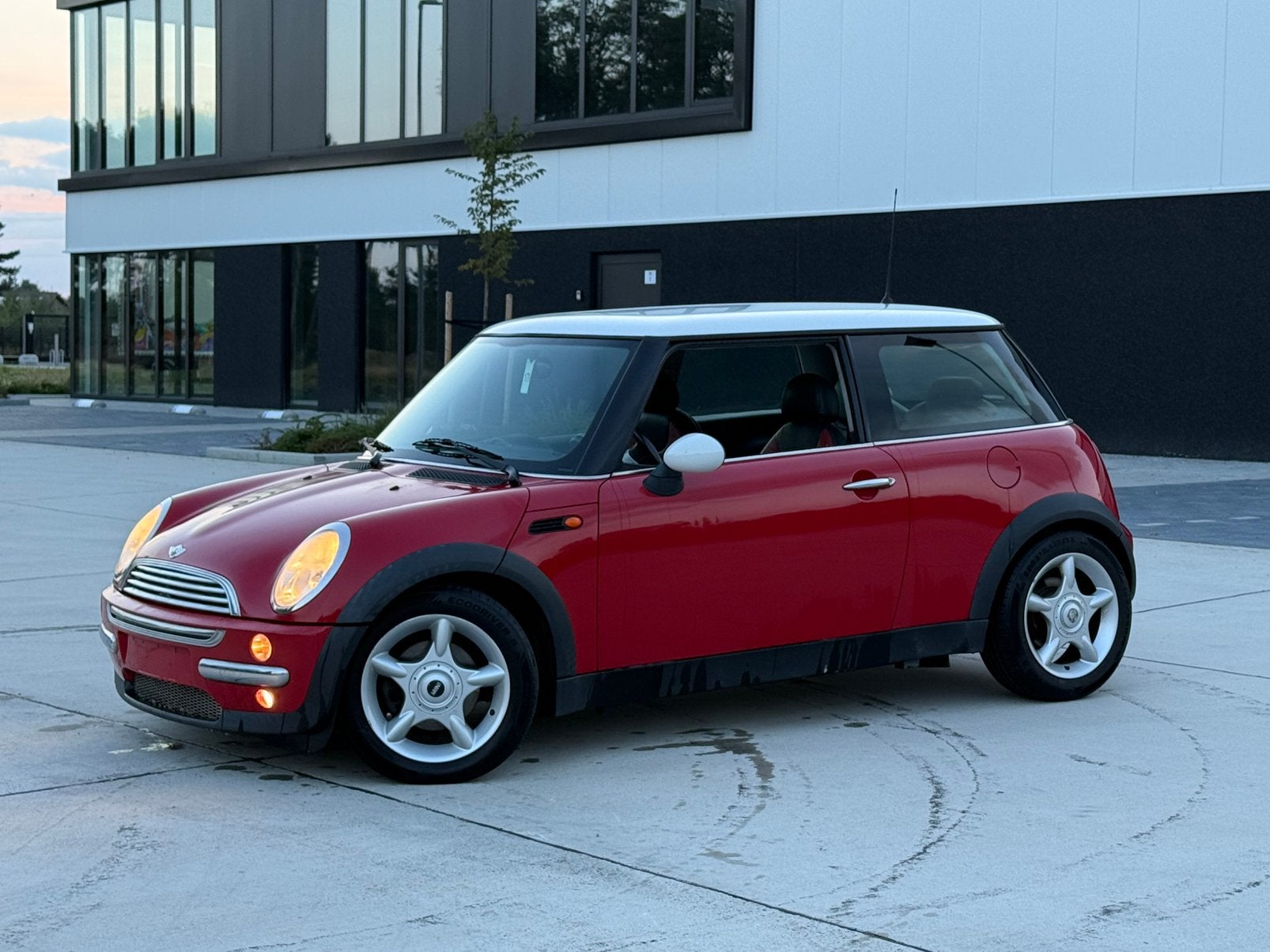 Mini Cooper - 1.6 Benzine - Gekeurd vvk, Auto's, Voorwielaandrijving, Electronic Stability Program (ESP), Leder, Handgeschakeld