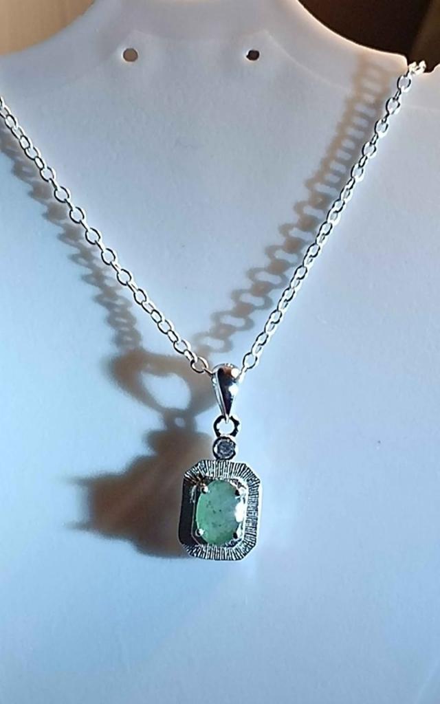 Pendentif en argent massif 925 avec émeraude de Zambie, Bijoux, Sacs & Beauté, Neuf, Enlèvement, Avec pierre précieuse, Argent