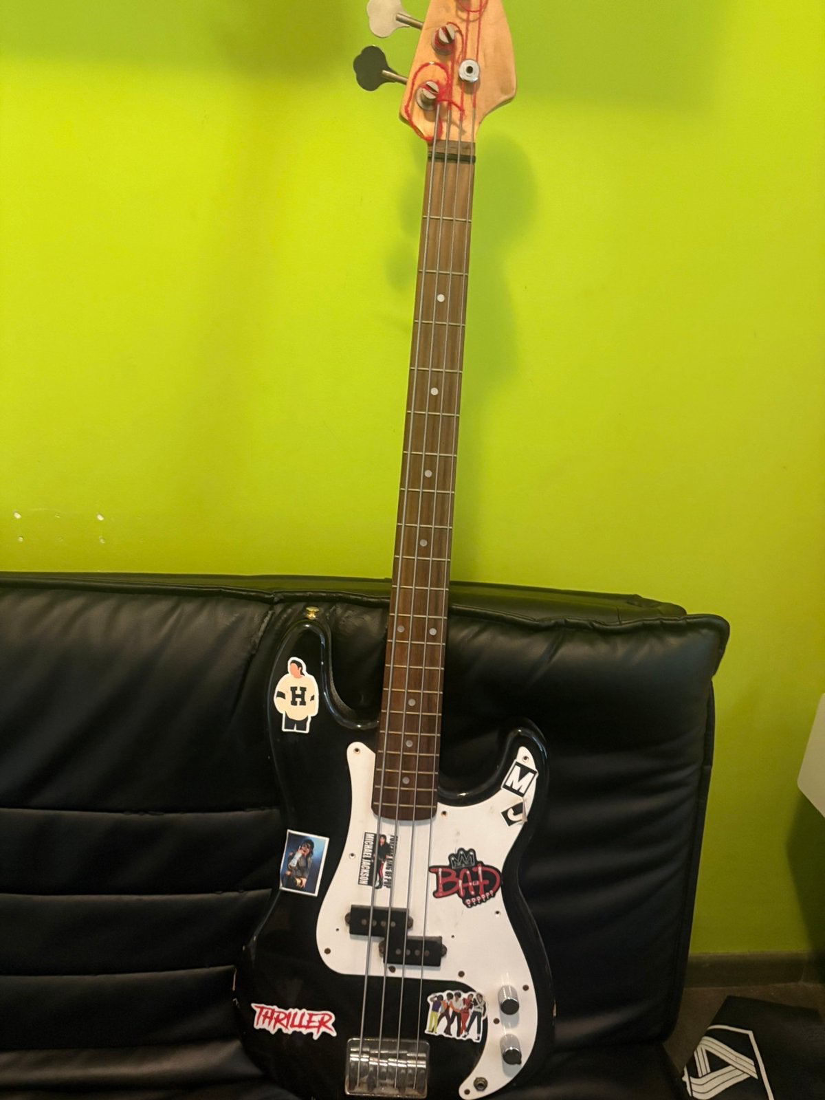 Merkloze P-Bass model BasgitaarMichael Jackson Theme, Musique & Instruments, Instruments à corde | Guitares | Basses, Enlèvement