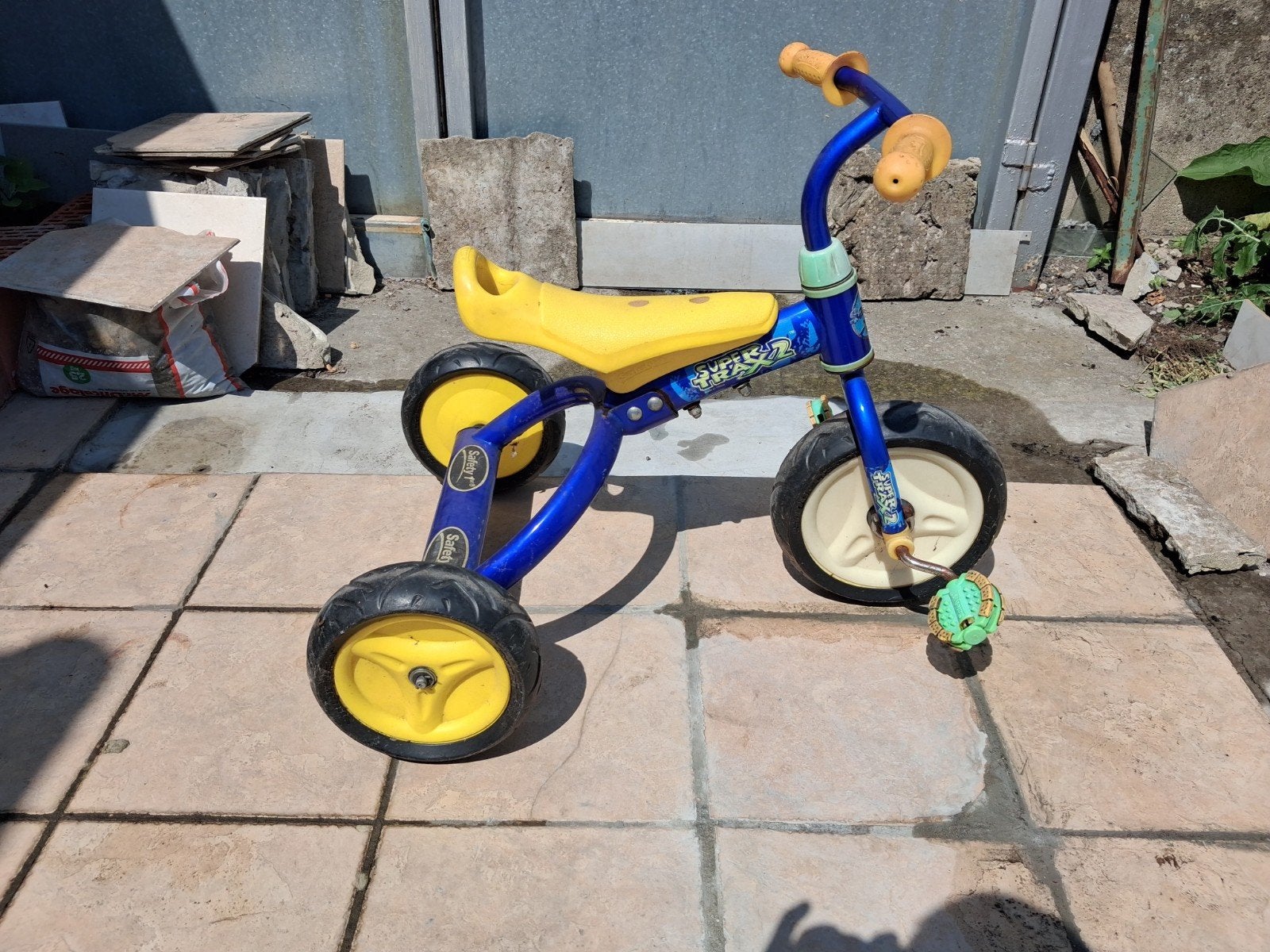 Petit tricycle pour enfants bleu et jaune, Vélos & Vélomoteurs, Vélos | Tricycles pour enfants, Utilisé, Enlèvement