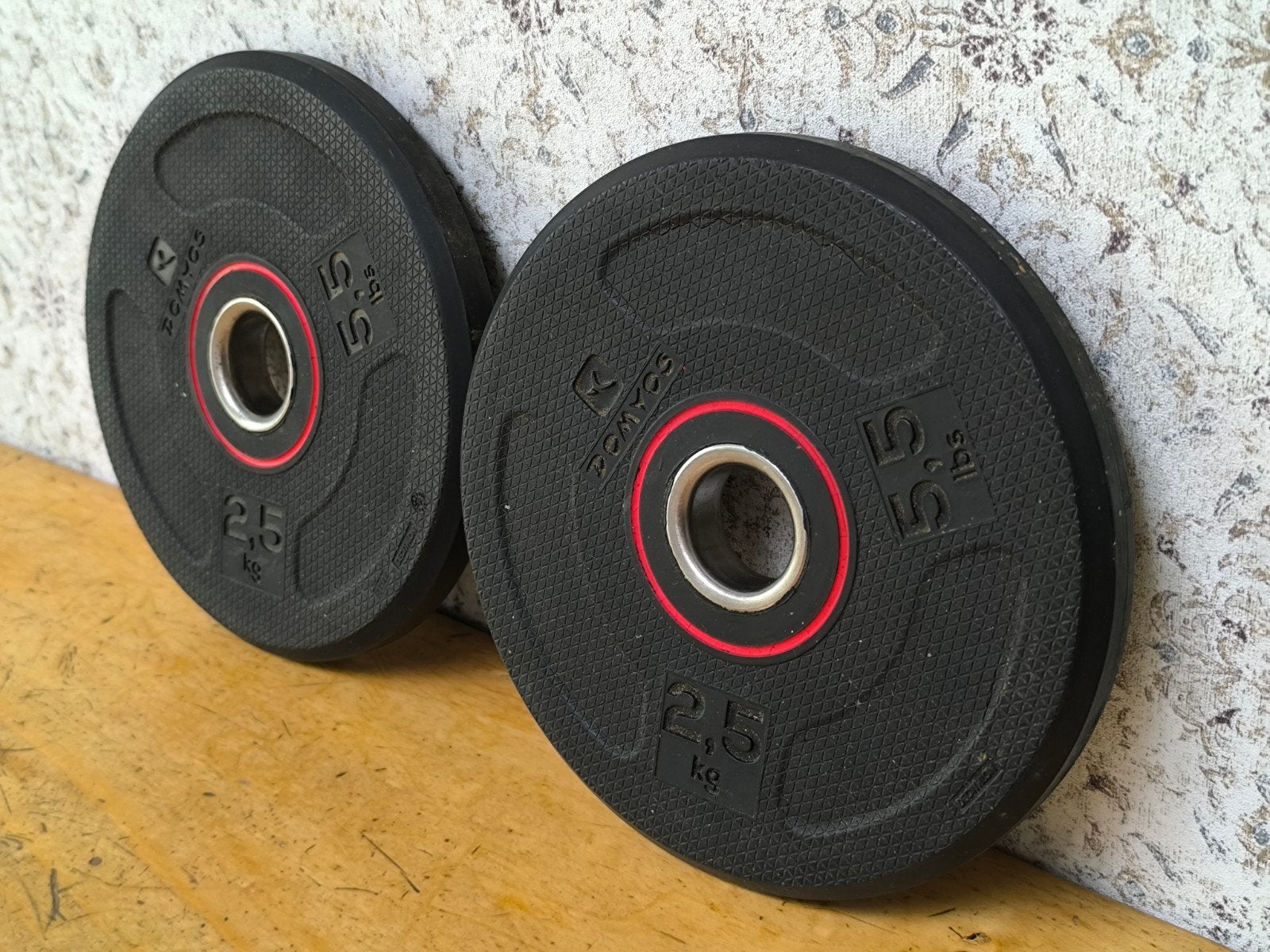2 x Domyos 2,5kg plaques de musculation. 2,8cm., Enlèvement ou Envoi, Utilisé, Dos, Plaques d'haltères