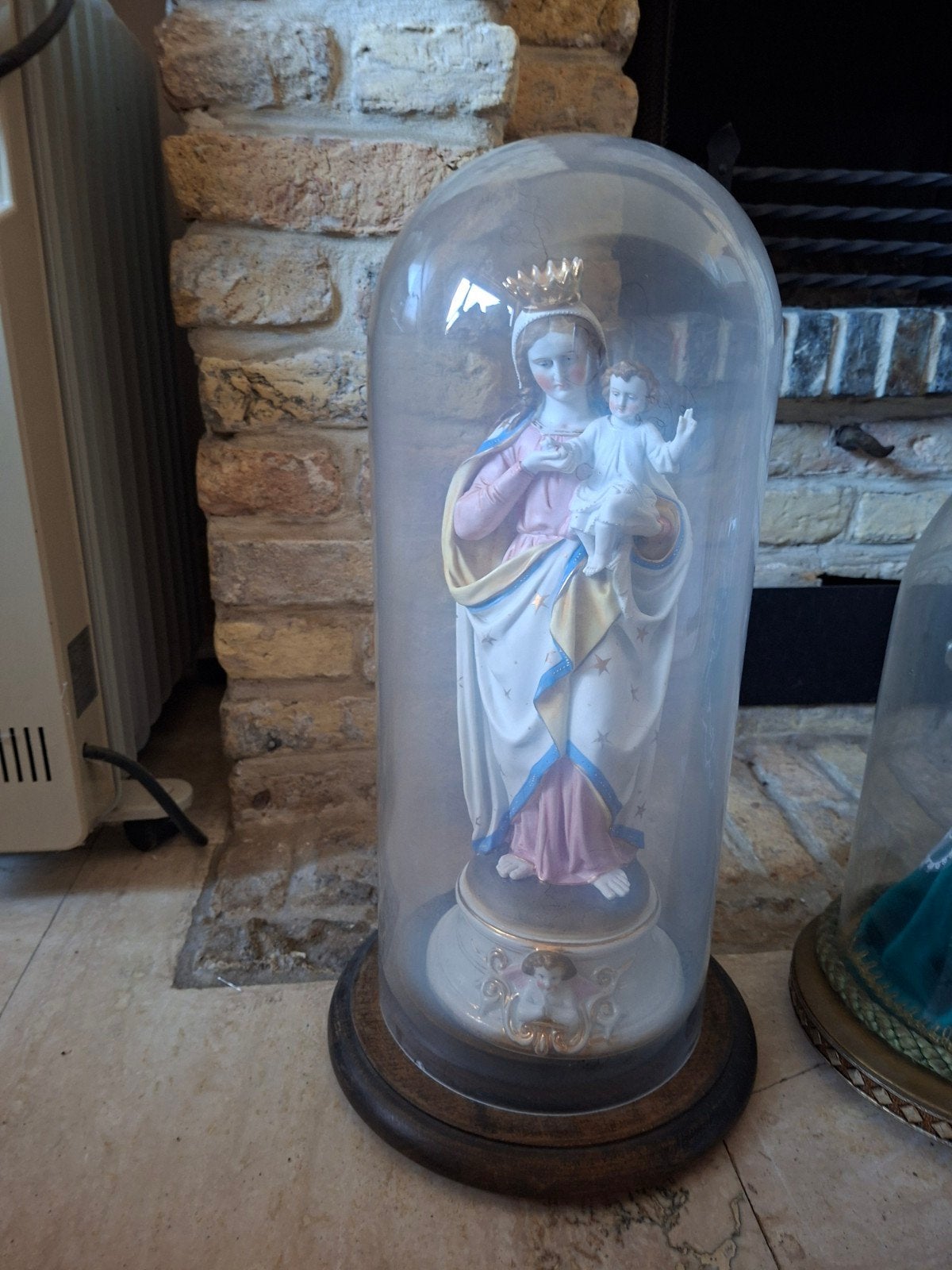 Mariabeeld in glazen stolp, Ophalen