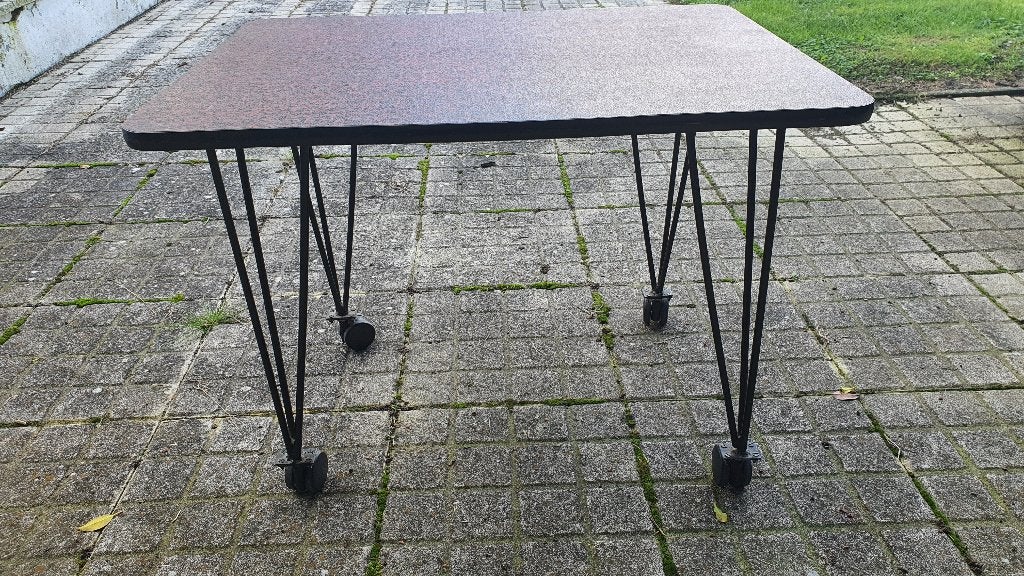 50 jaren Tafel Kleur rood met ijzeren pootjes en wieltjes., Enlèvement