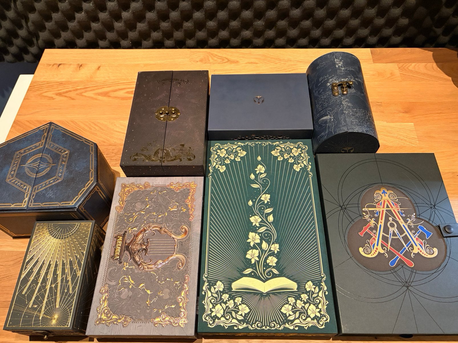 Tomorrowland Treasure Boxes 2015-2025, Ophalen