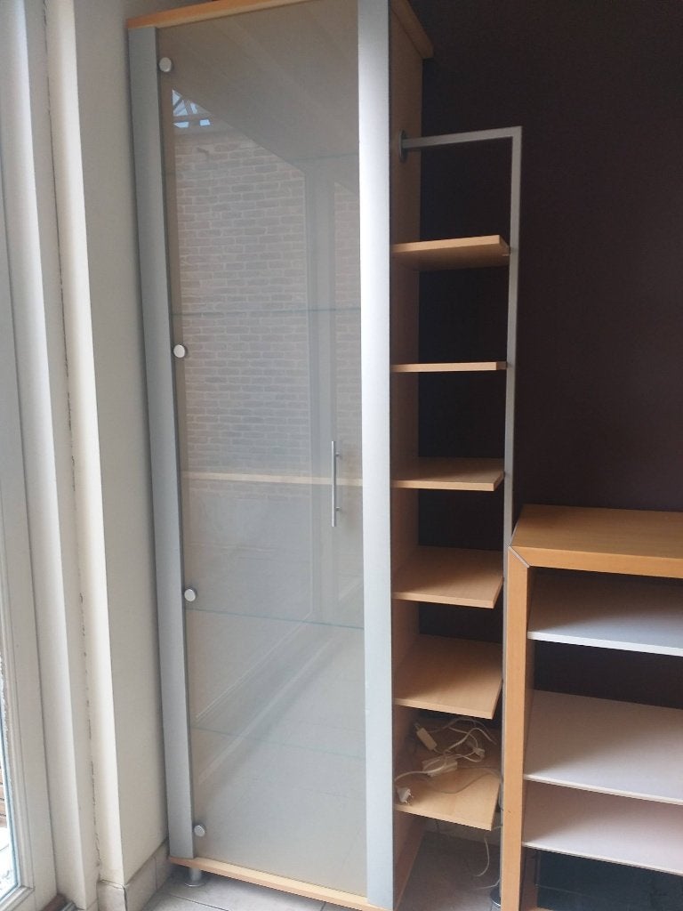 Hoge vitrinekast met schappen, melkglas, deurtjes, Huis en Inrichting, Ophalen, Zo goed als nieuw