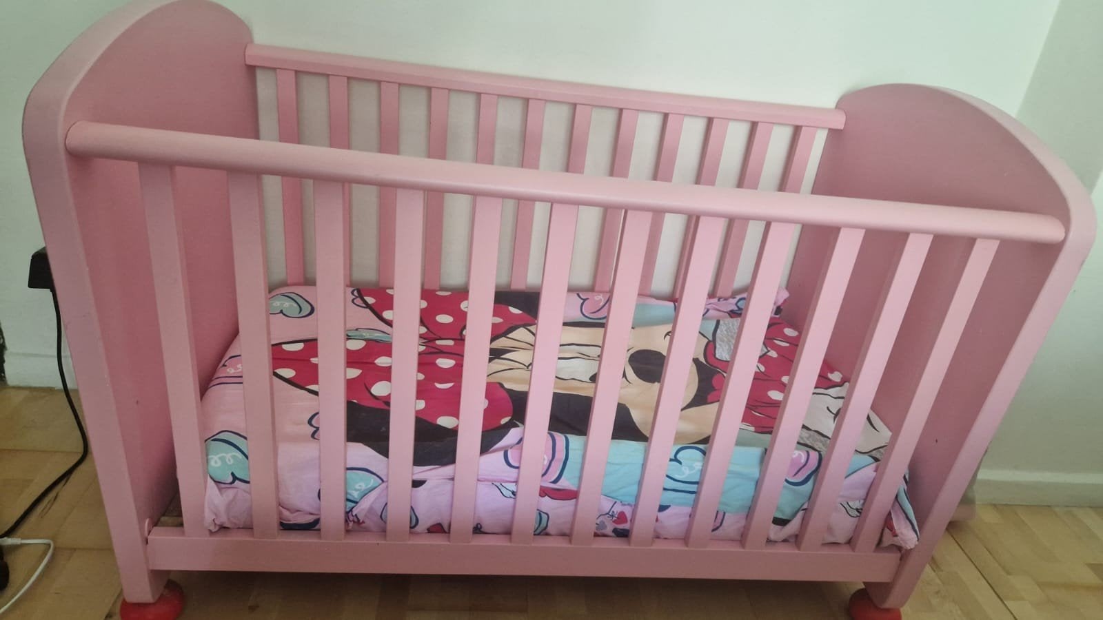 Roze IKEA MAMMUT babybedje + matras, hoeslakens en matrasbes, Kinderen en Baby's, Ophalen, Matras