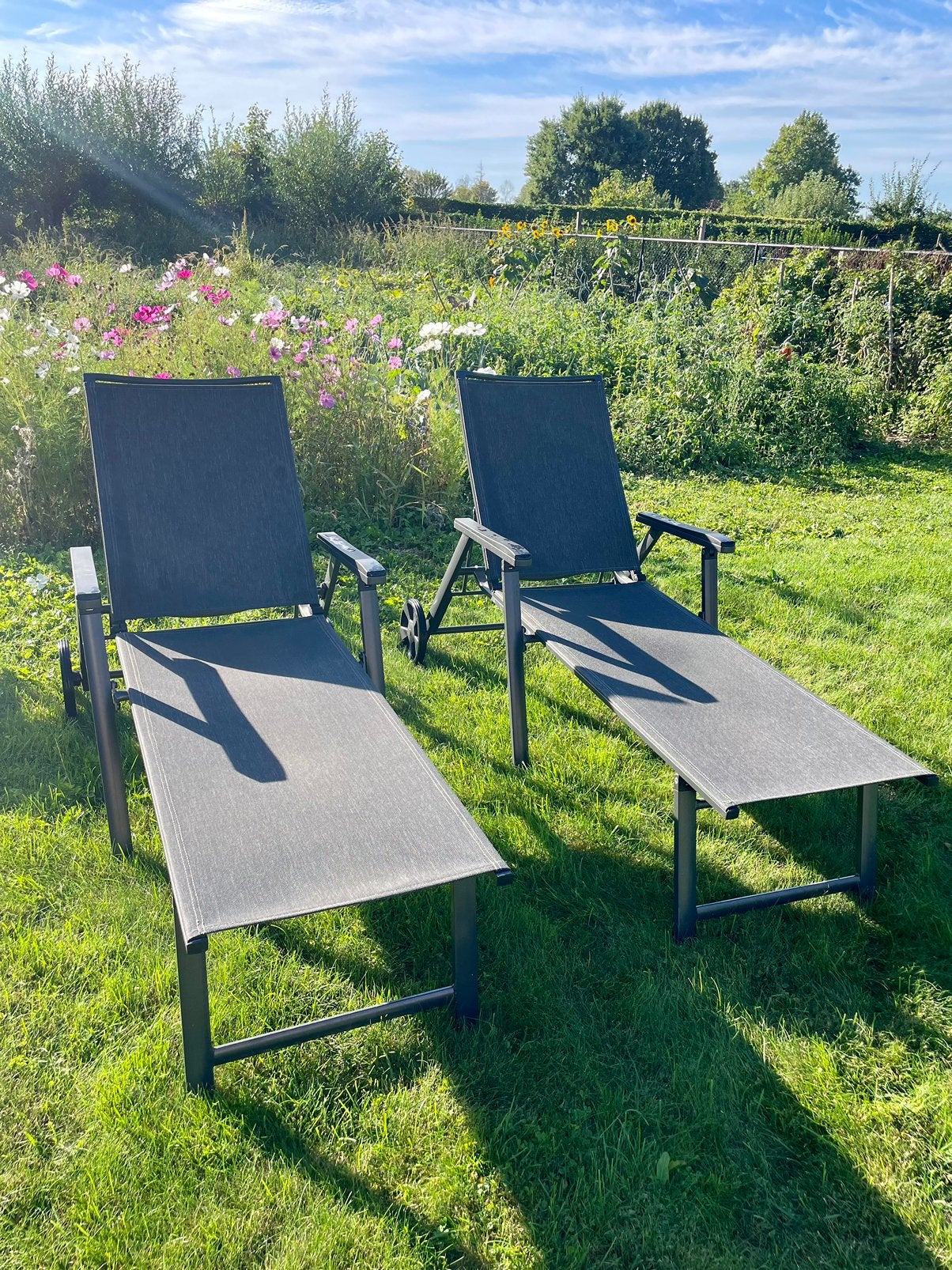 Twee donkergrijze ligbedjes, Jardin & Terrasse, Chaises longues, Enlèvement, Comme neuf, Aluminium, Pliant