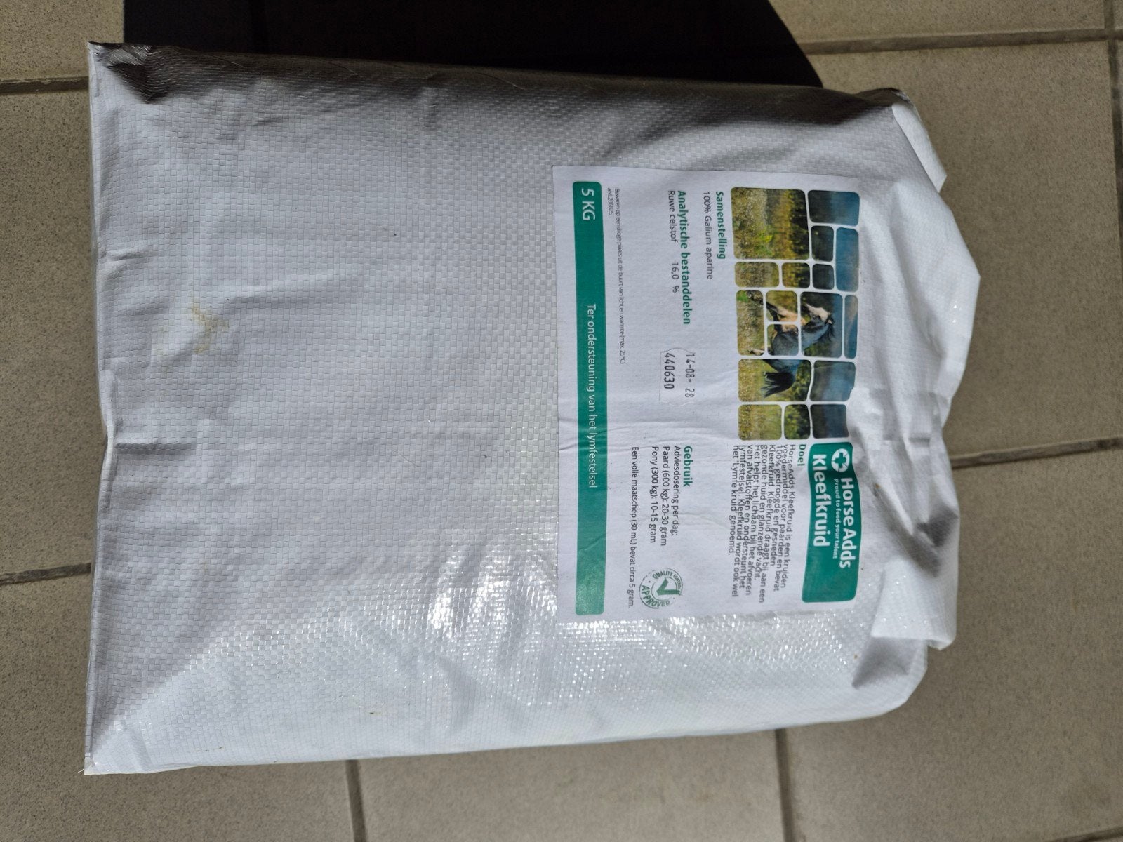 Voedingssupplement trekpaard kleefkruid + brandnetel.