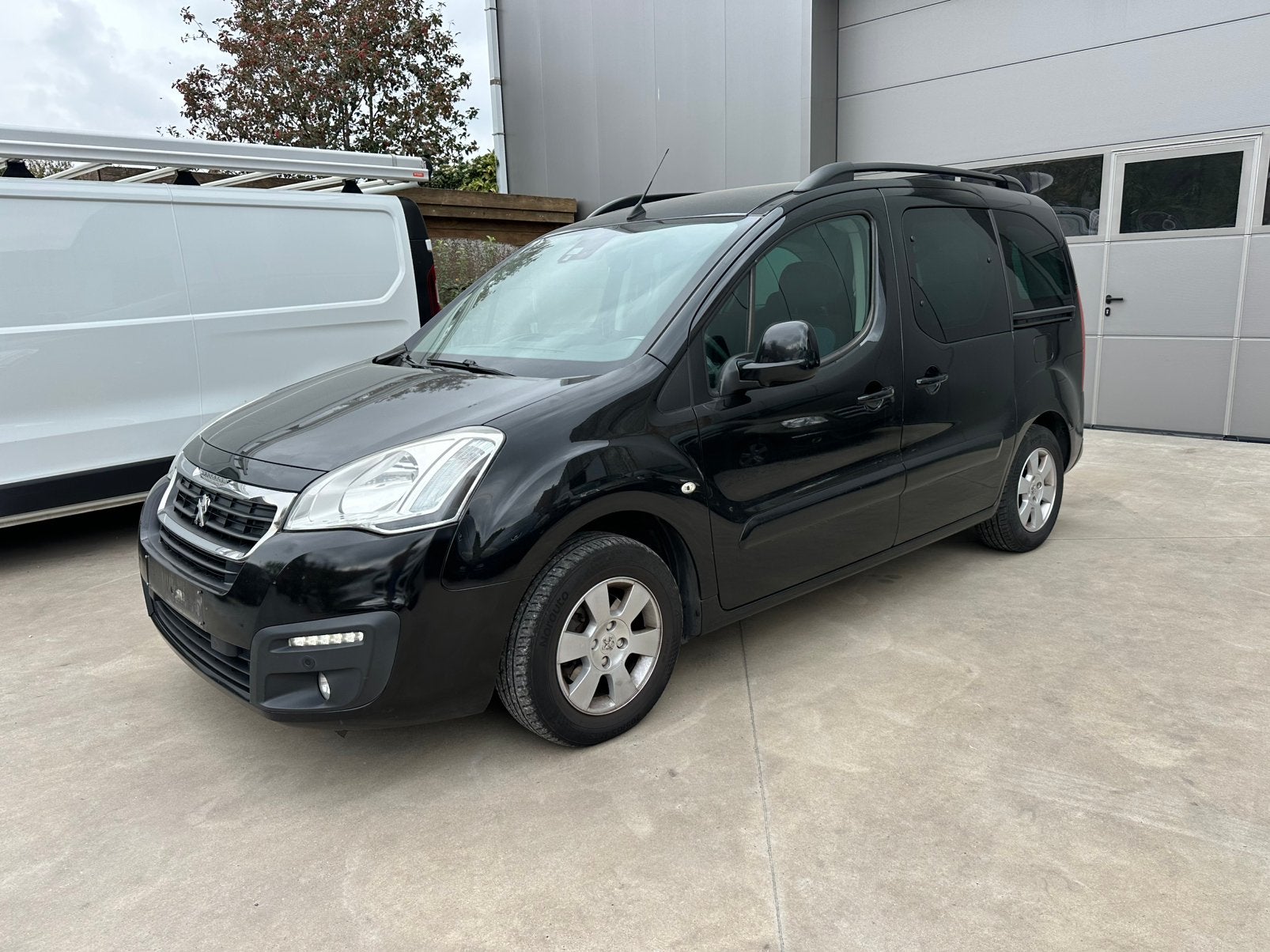 Peugeot partner / 5 zitplaatsen / automaat / 1.6hdi, Auto's, Dealer onderhouden, Euro 6, 4 cilinders, Zwart