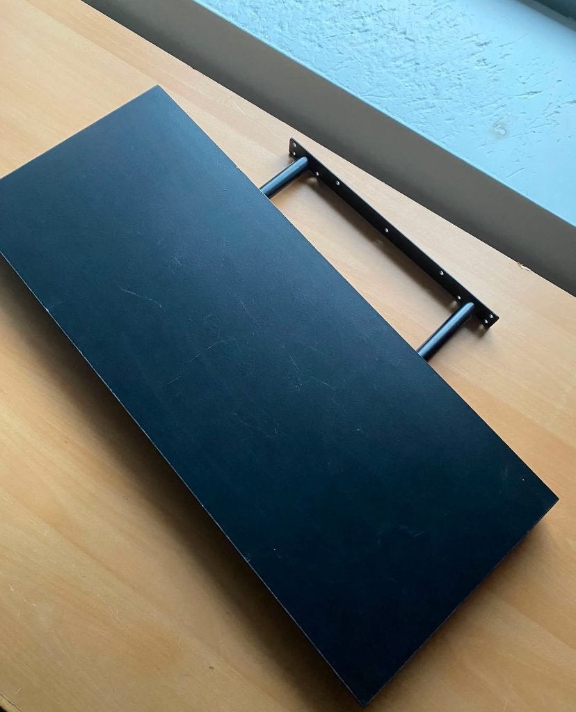 Zwarte wandplank op te halen gratis, Ophalen, Zo goed als nieuw
