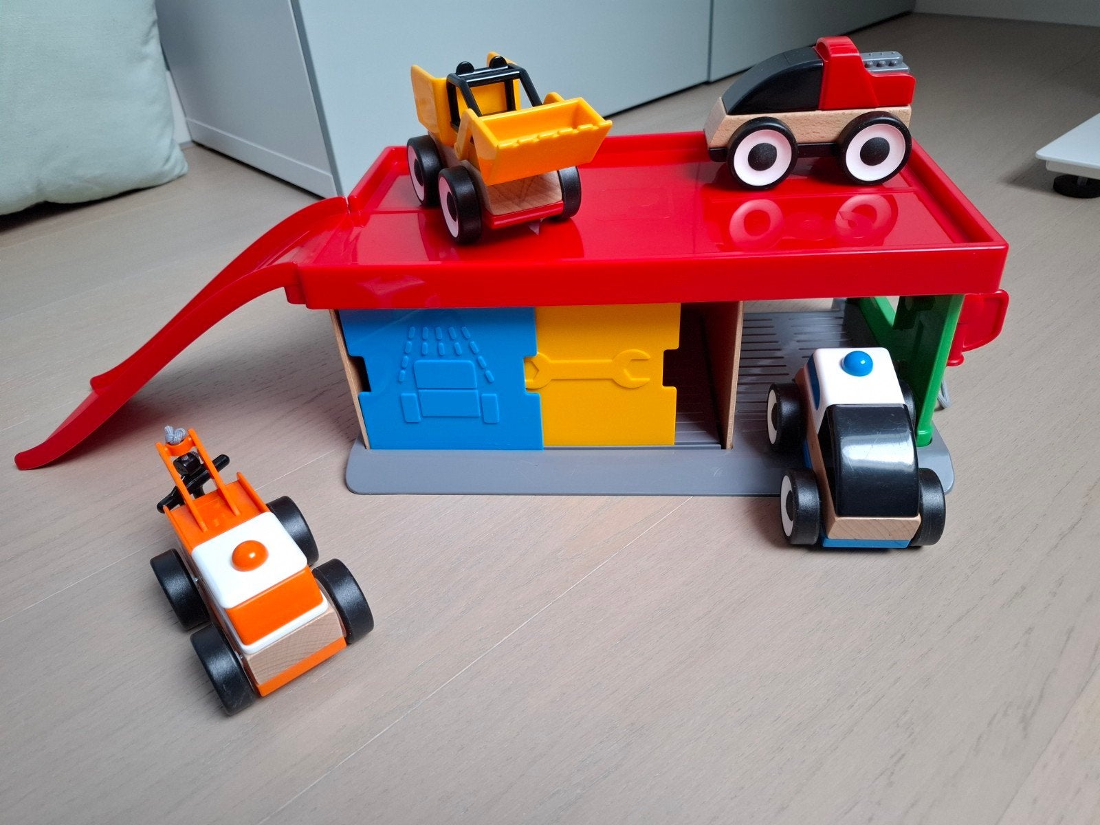 Garage Ikea Lillabo + 4 véhicules, Enfants & Bébés, Jouets | Véhicules en jouets, Enlèvement, Comme neuf