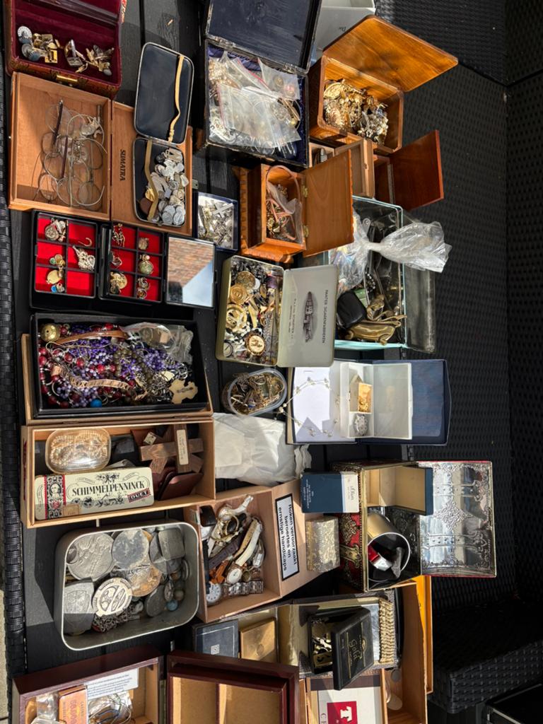 Groot lot sieraden, Ophalen