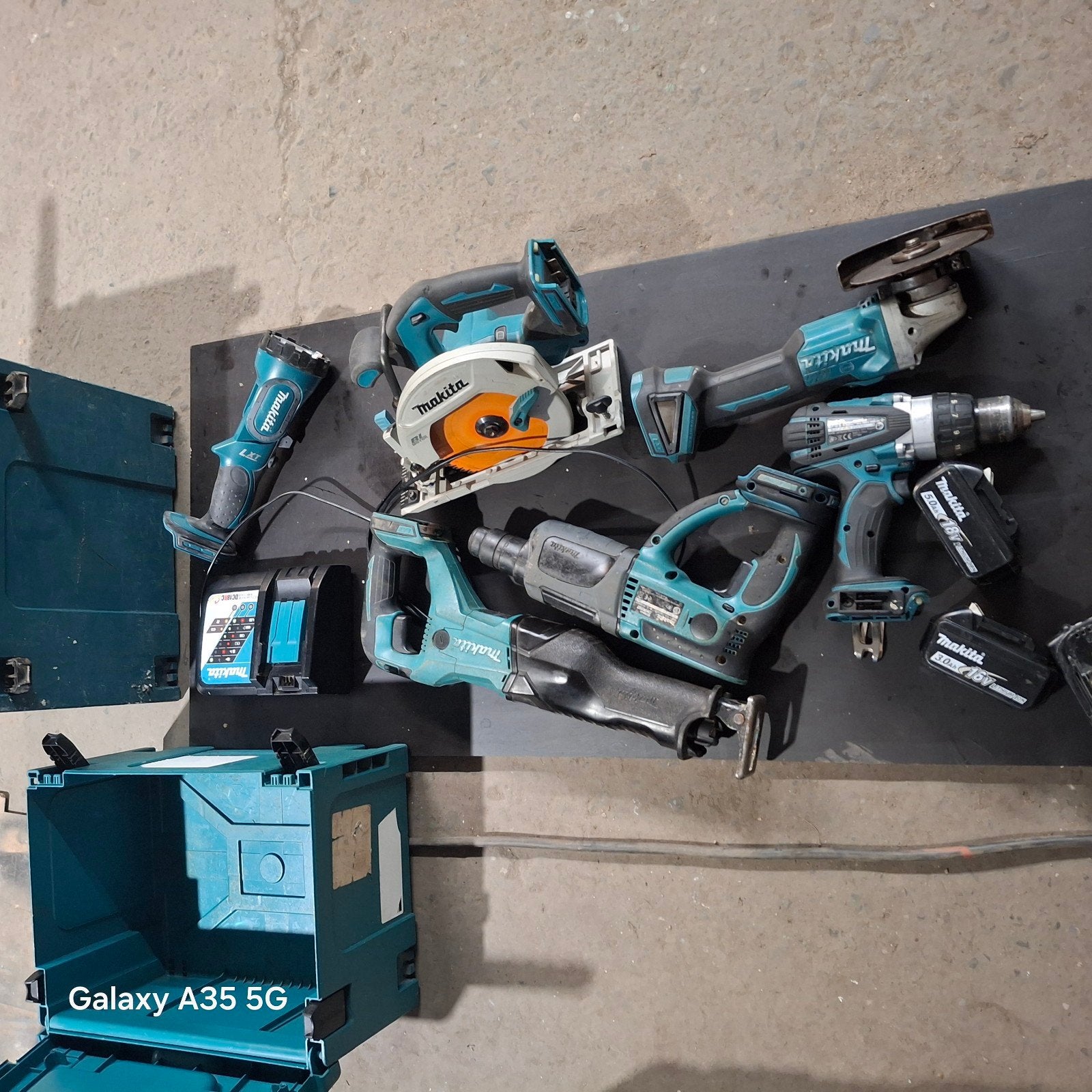 Kit MAKITA 18V, 5 outils, lampe, 3 accu's, chargeur, Bricolage & Construction, Enlèvement ou Envoi