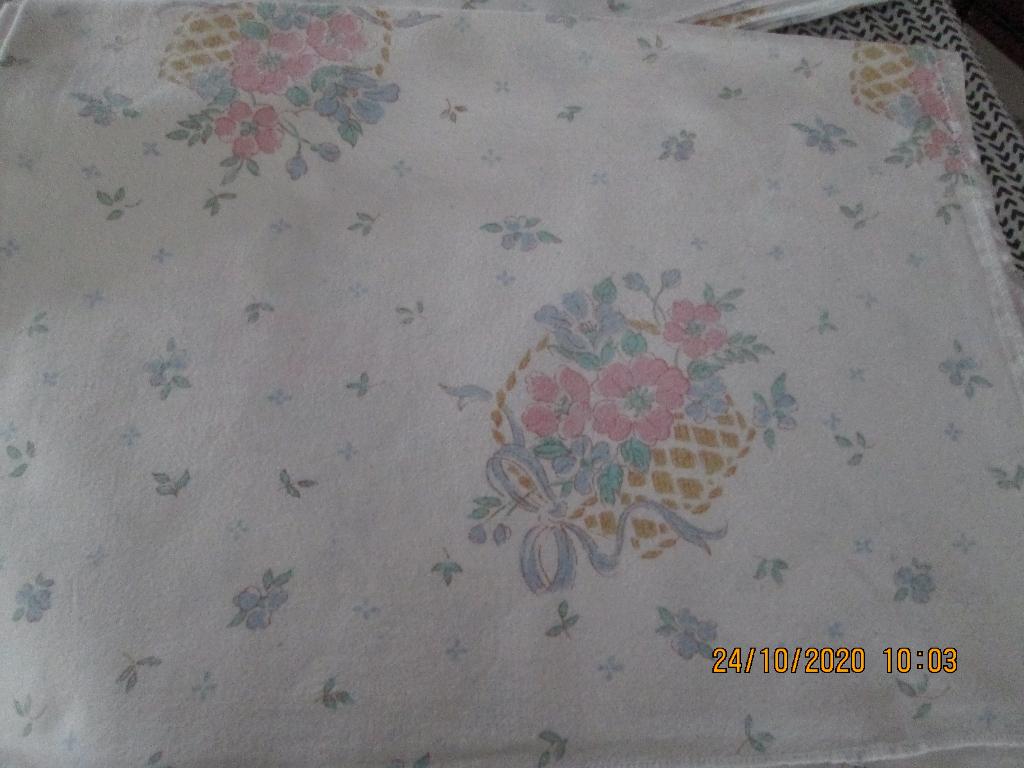 Nappe blanche en tissu avec paniers de fleurs., Enlèvement, Utilisé, Rectangle, Intérieur
