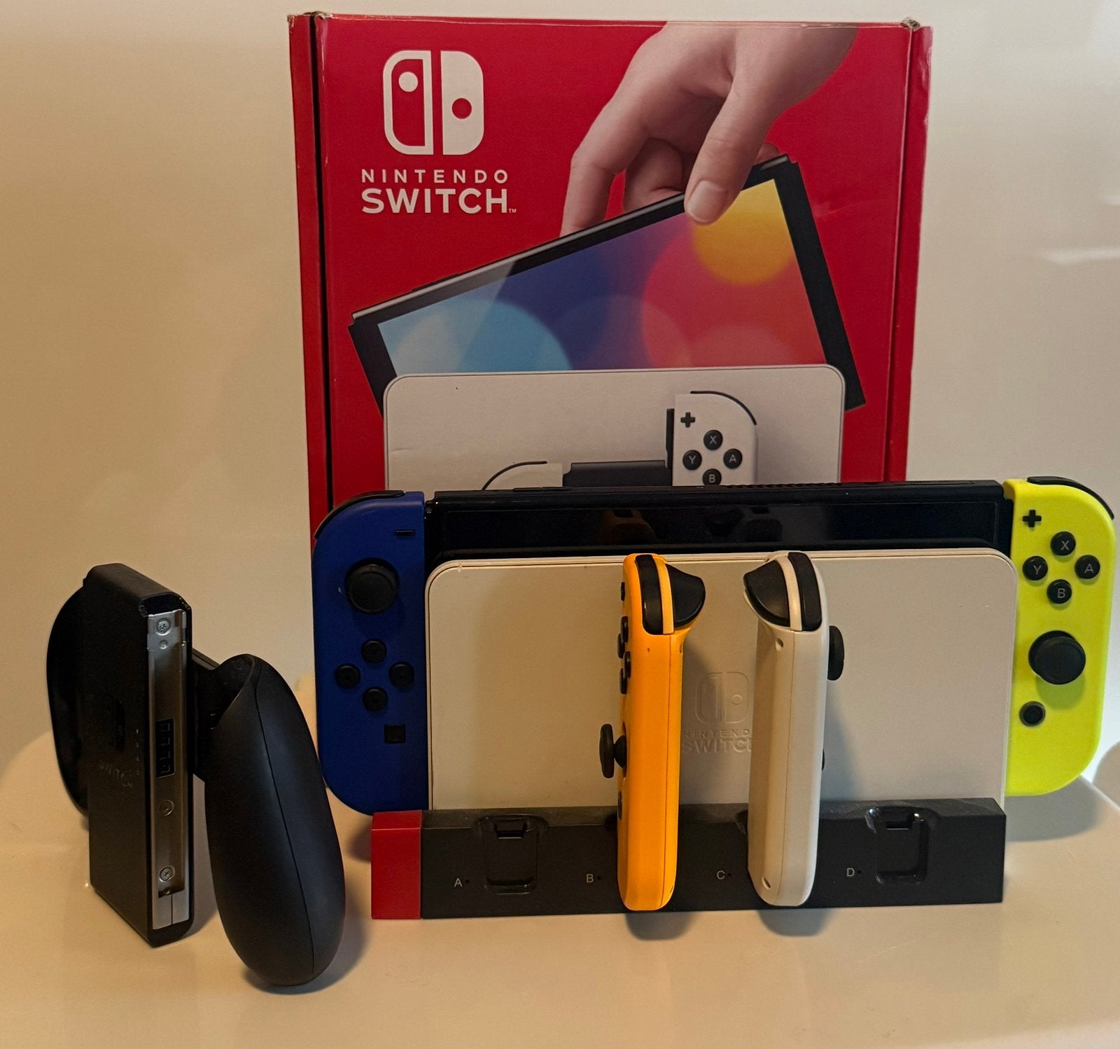 Switch oled + 2 joycon et housse mario, Consoles de jeu & Jeux vidéo, Enlèvement ou Envoi, Comme neuf, Avec 3 manettes ou plus