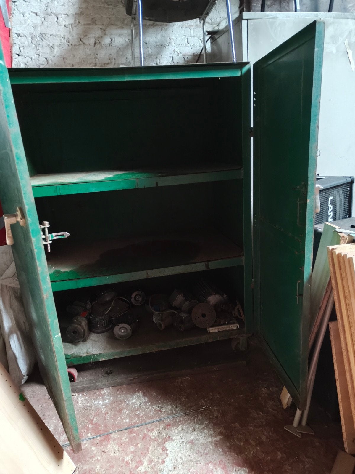 Grande armoire métallique, Ophalen