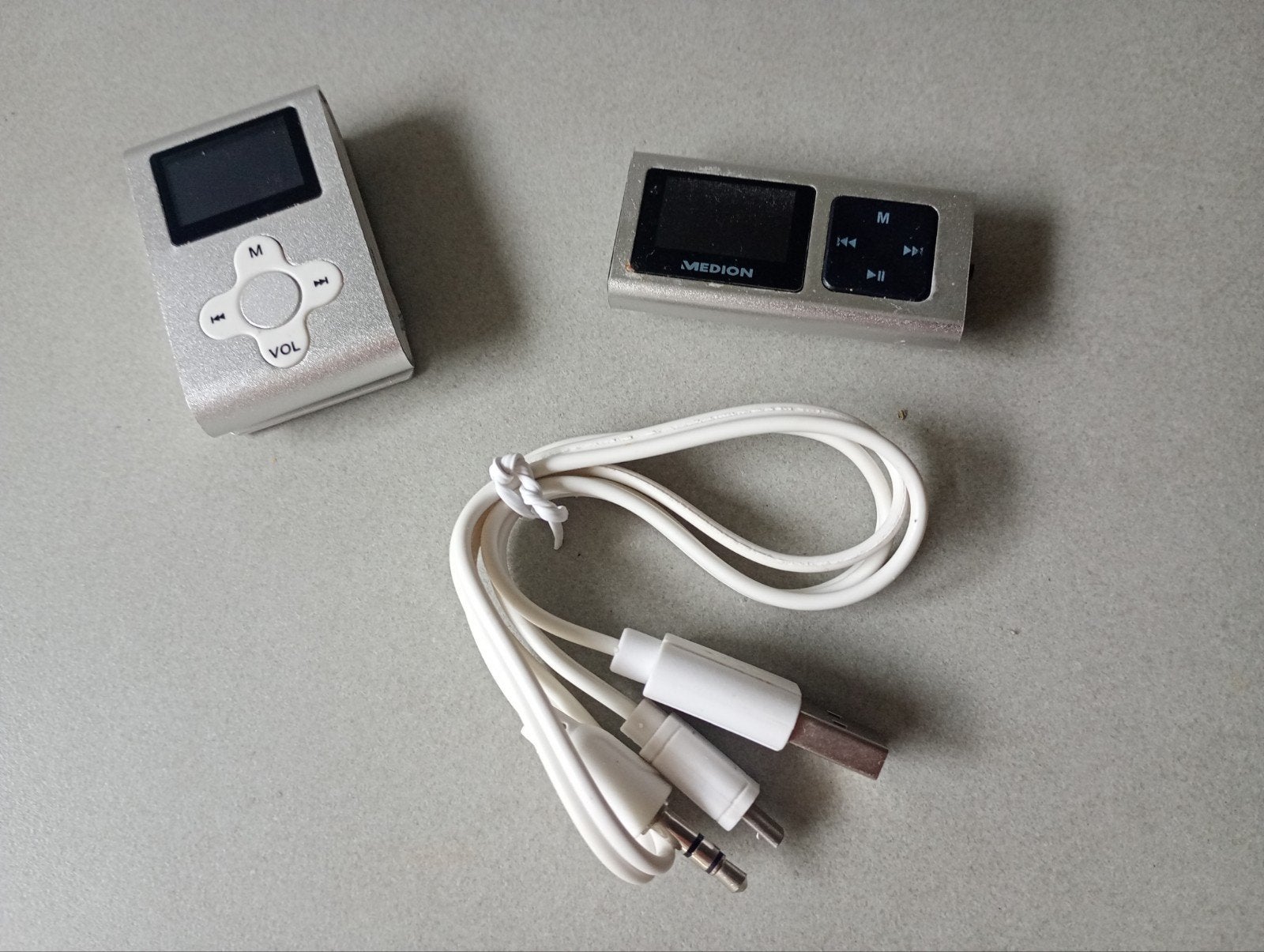 Deux lecteurs mp3 vintage avec câble de charge correspondant, TV, Hi-fi & Vidéo, Lecteurs Mp3 | Marques Autre, Enlèvement ou Envoi