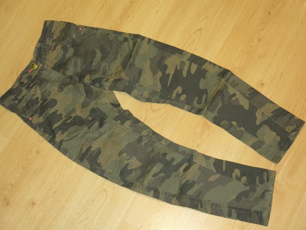Een broek met legerprint, maat 128, NIEUW, Kinderen en Baby's, Kinderkleding | Maat 128, Ophalen, Nieuw, Meisje, Broek
