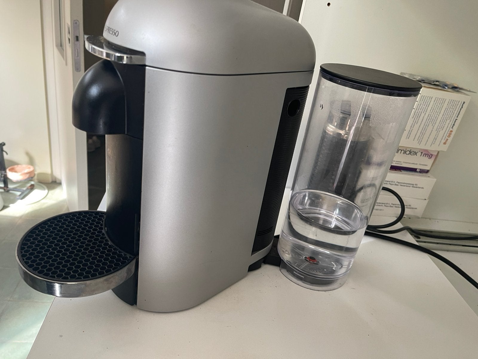 Nespresso Vertuo Plus (Zilver) + 17 doosjes Vertuo cups, Elektronische apparatuur, Koffiezetapparaten, Ophalen, Koffiemachine
