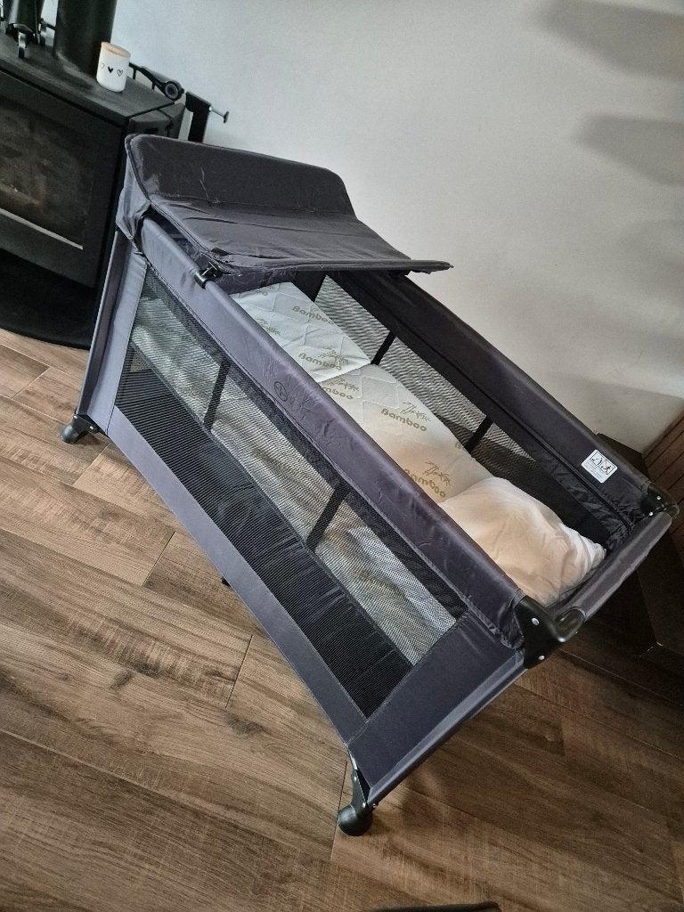 Reisbed met verschoontafel + extra matras en kussen, Kinderen en Baby's, Ophalen, Zo goed als nieuw, Reisbedje