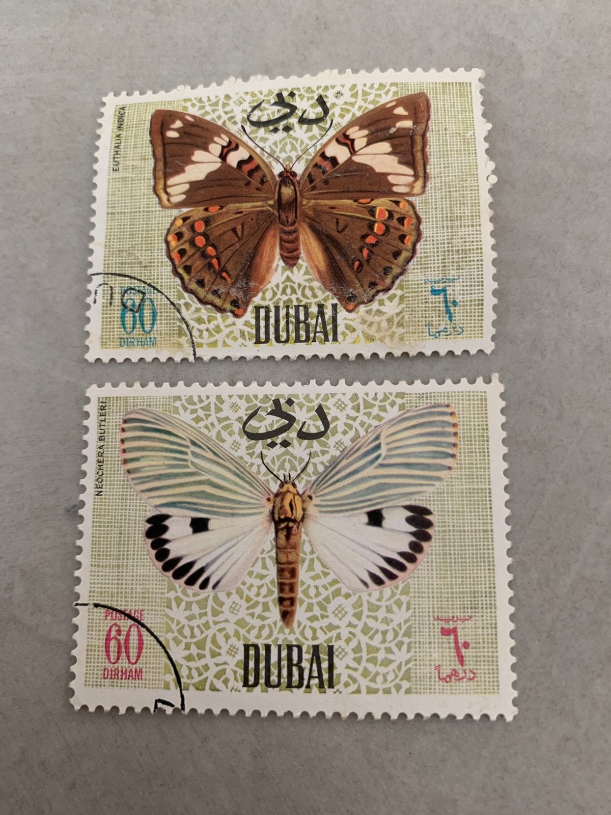 2 Vintage Postzegels Dubai (1968) – Vlinders / Motten, Ophalen of Verzenden